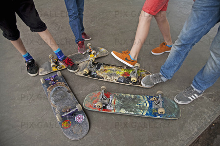 Ungdomar med skateboards