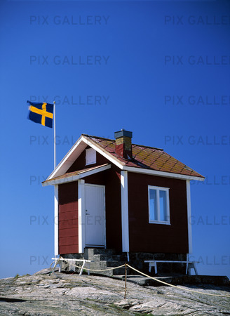 Svensk flagga vid stuga