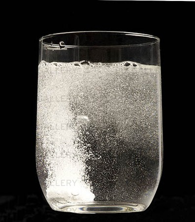 Vattenglas med brustablett