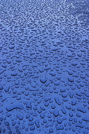 Water droplets on bilhuv