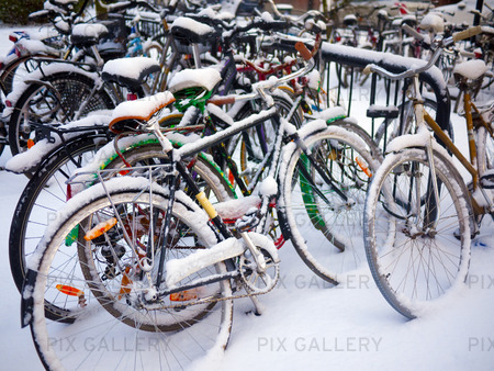 Parkerade cyklar i vinterväder