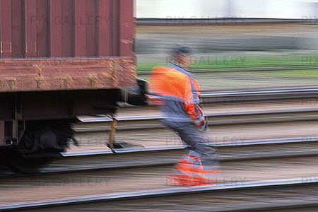 Järnvägsarbetare vid tåg