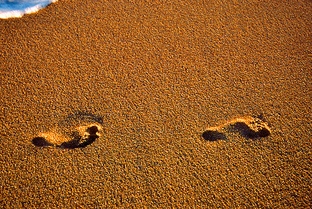 Fotspår på sandstrand