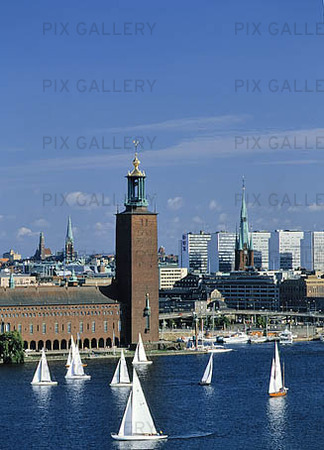 Segelbåtar vid Stadshuset, Stockholm