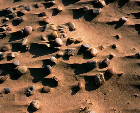 Stenar på sandstrand