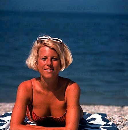 Kvinna på strand, 60-talet