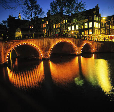 Kanal i Amsterdam. Nederländerna
