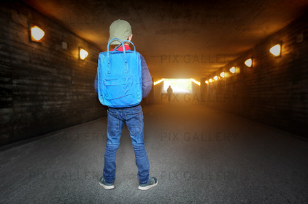 Skolbarn i mörk gångtunnel