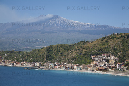 Naxos och vulkanen Etna på Sicilien, Italien