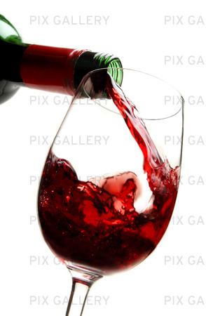 Rött vin hälls i vinglas