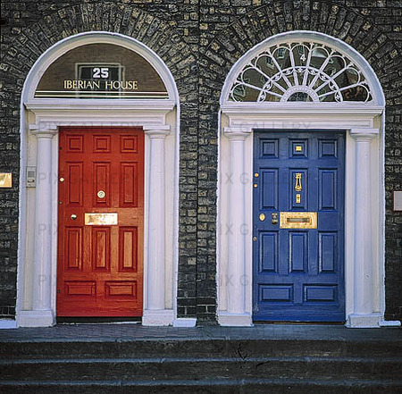 Röd och blå dörr i Dublin, Irland