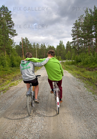 Två kompisar som cyklar