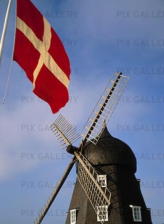 Danmarks flagga vid väderkvarn