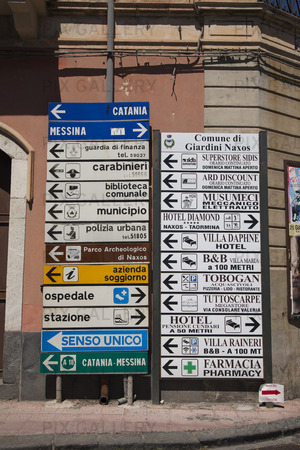 Informationsskylt i Taormina på Sicilien, Italien