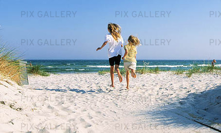 Flickor som springer på strand