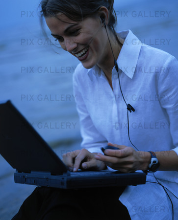 Kvinna med dator