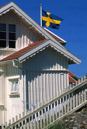 Svensk flagga vid hus