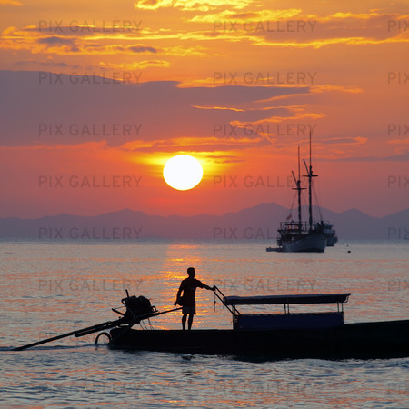 Båtar i solnedgång, Thailand