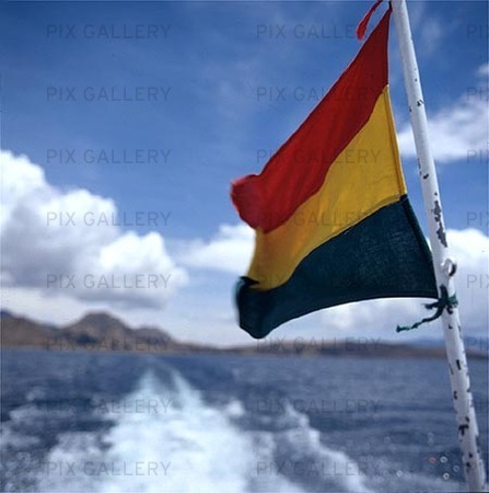 Bolivias flagga vid Titicacasjön
