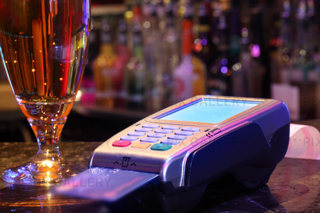Betala en drink med kreditkort