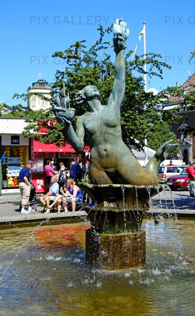 Skulpturen Böljelek på Stortorget i Karlshamn, Blekinge