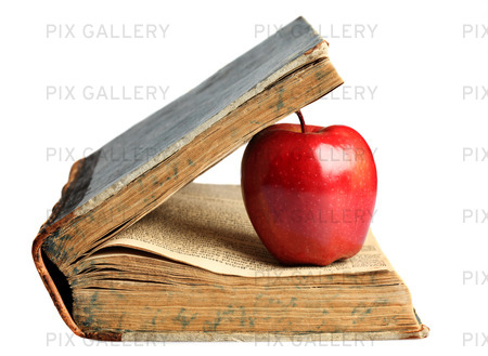 Rött äpple i gammal bok