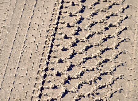 Däckspår i sand
