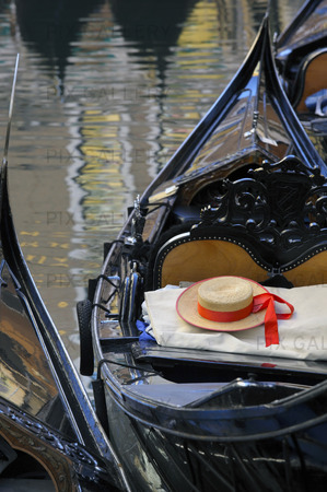 Gondolier är stråhatt i båten, Venedig