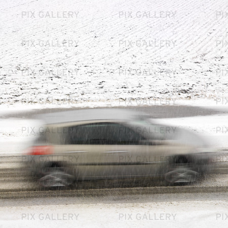 Bil i snömodd