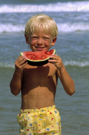 Pojke som äter melon