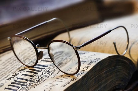 Läsglasögon på äldre bok