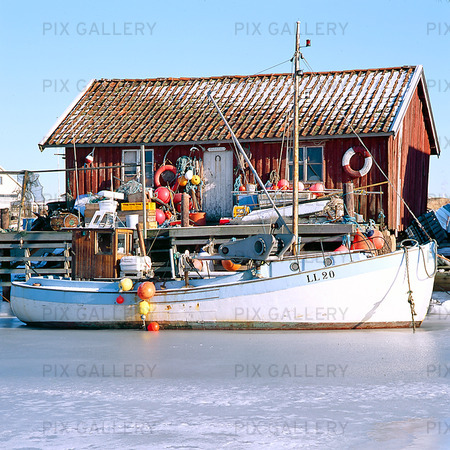 Fiskebåt vid sjöbod, Bohuslän