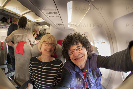 Selfie av ett par i flygplan