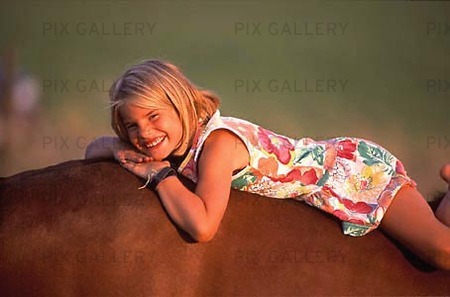 Flicka på häst