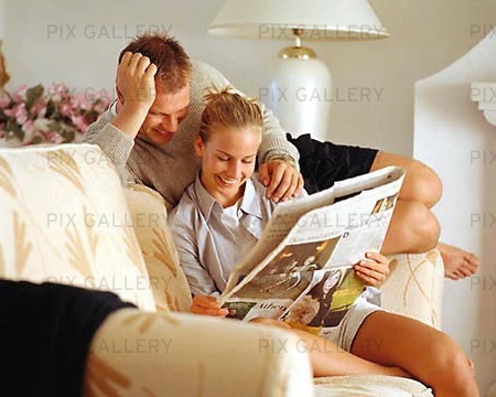 Par läser tidning
