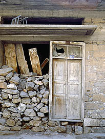 Gammal trä dörr till sten hus