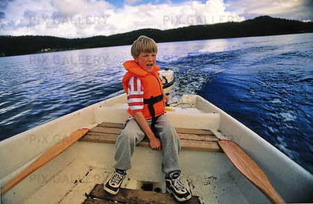 Pojke kör motorbåt