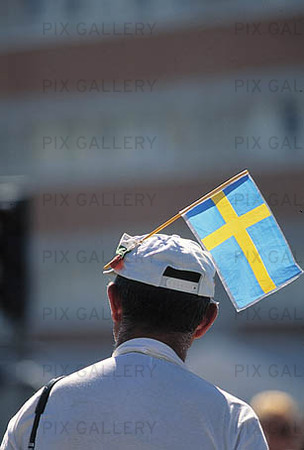 Man med Svensk flagga