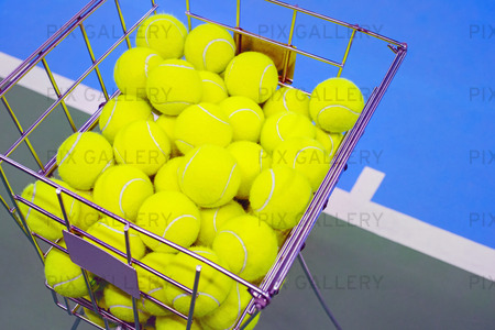 Tennisbollar i korg