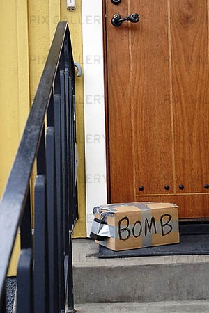 Bomb utanför dörr