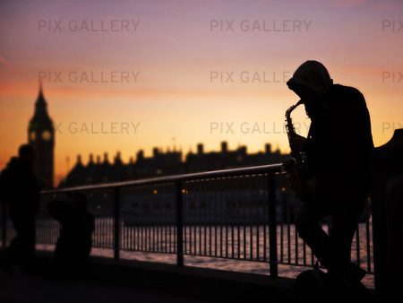 Saxofonspelare på South Bank i London, Storbritannien