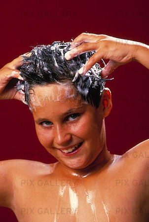 Pojke tvättar håret