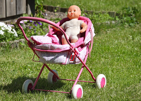 Babys docka i en vagn