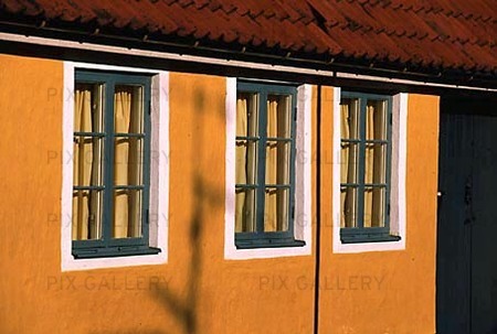 Fönster på gult hus