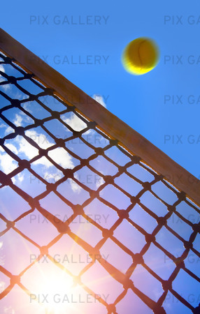 Tennisboll vid nätet på tennisbana