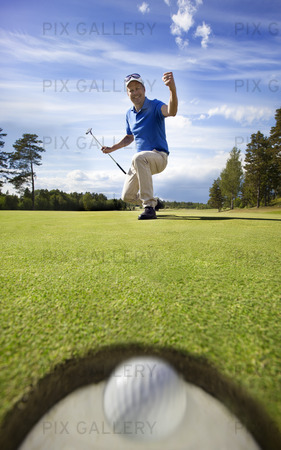 Golfbollen i rullning i hålet