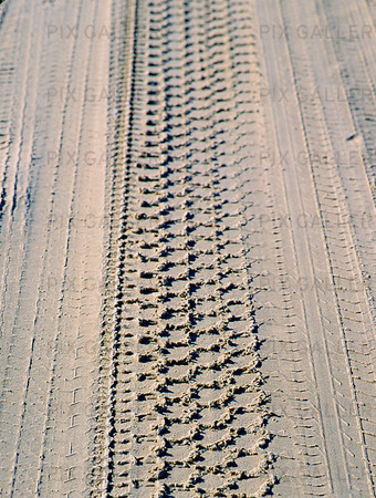 Däckspår i sand