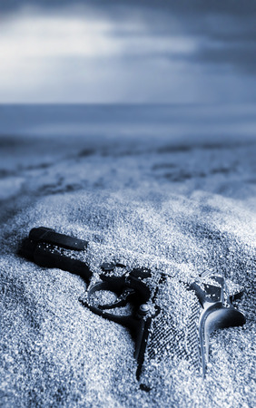 Pistol på sandstrand