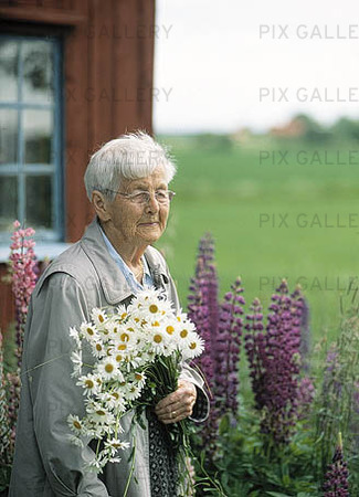Äldre kvinna med blommor