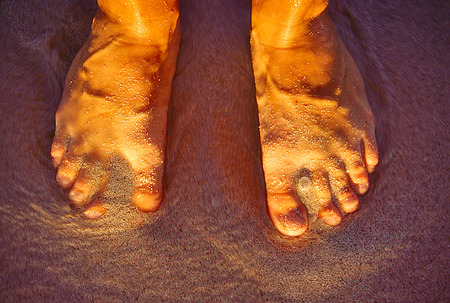 Fötter på sandstrand